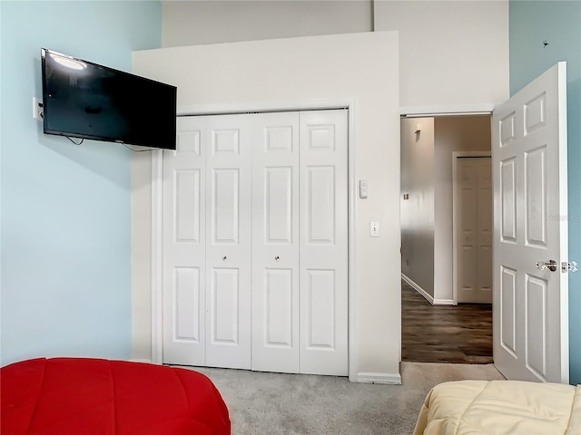 bedroom featuring a closet, baseboards, and carpet floors