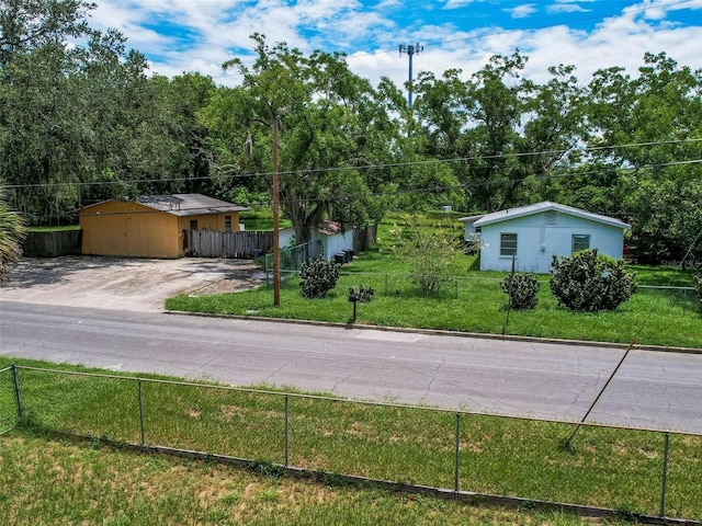 view of front of property featuring a front lawn