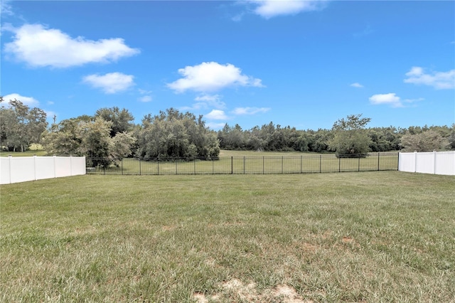 view of yard featuring a rural view