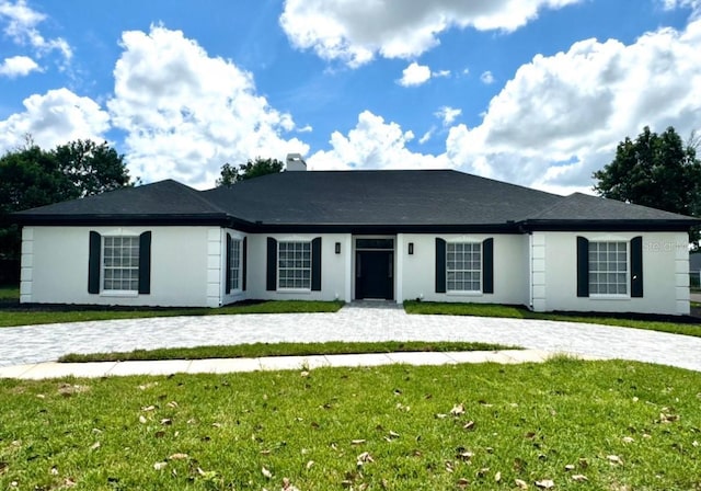 single story home featuring a front yard