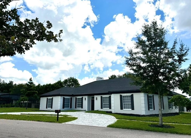 view of front of property with a front yard