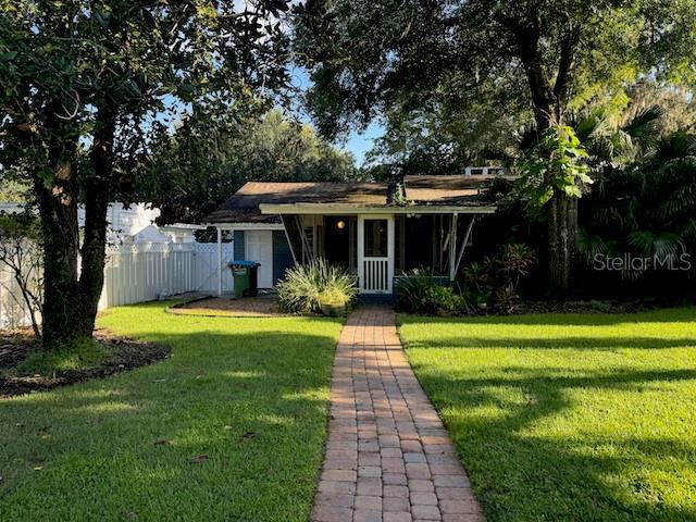 view of front of home featuring a front yard and fence