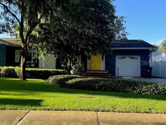 view of front of house with a front lawn and an attached garage