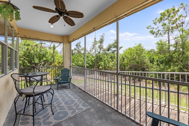 sunroom featuring ceiling fan