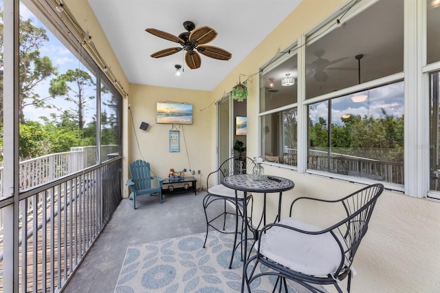 sunroom with ceiling fan