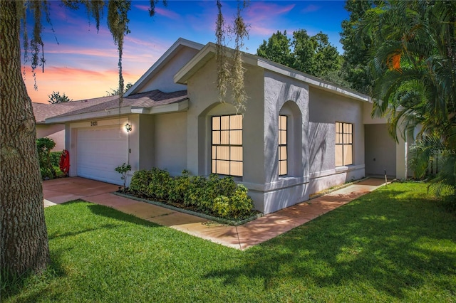 view of front of house featuring a lawn and a garage