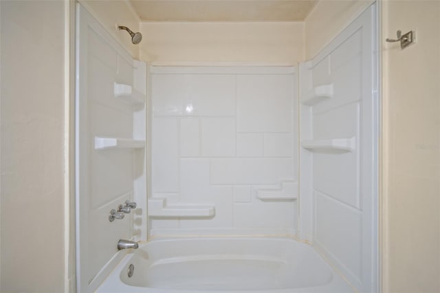 bathroom with bathtub / shower combination