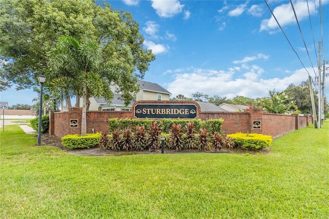 community sign with a lawn