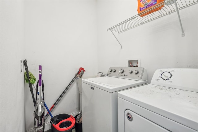 laundry room with washing machine and dryer