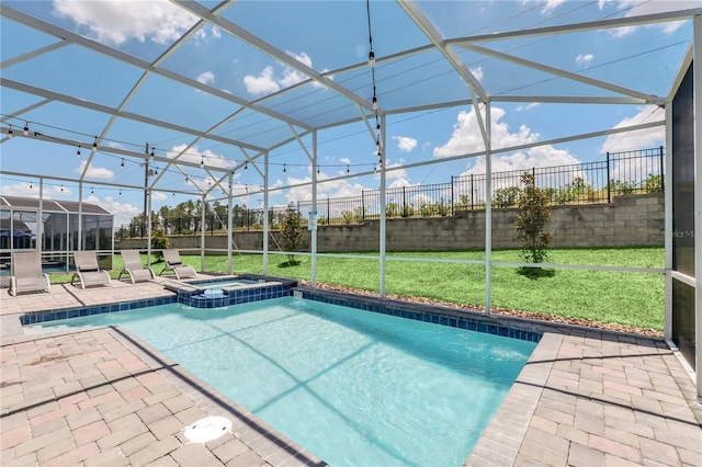 view of pool featuring a lanai, a patio area, a yard, and an in ground hot tub