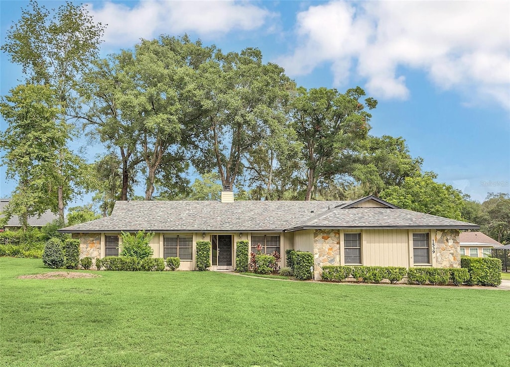 single story home with a front yard