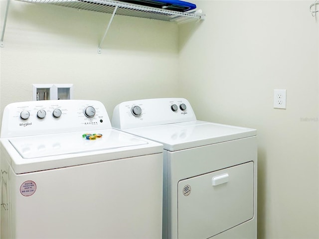 laundry room with laundry area and independent washer and dryer