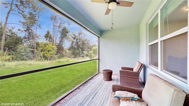 sunroom with ceiling fan