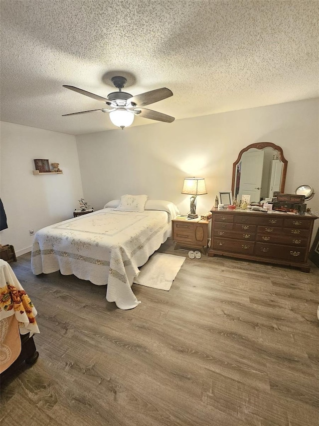 bedroom featuring a textured ceiling, hardwood / wood-style flooring, and ceiling fan