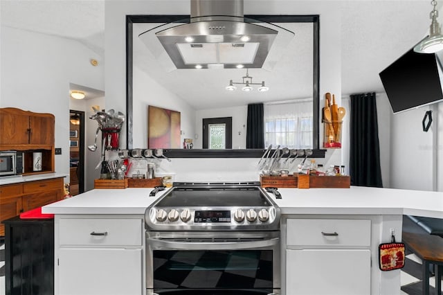 kitchen featuring lofted ceiling, stainless steel appliances, kitchen peninsula, white cabinetry, and a textured ceiling