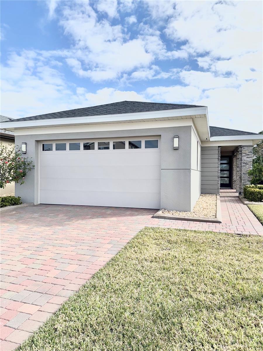 view of front facade featuring a garage and a front yard