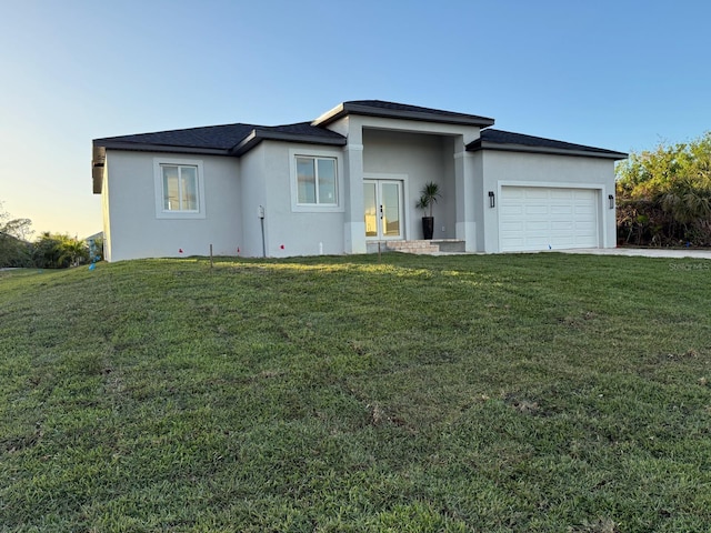 view of front facade featuring a garage and a yard