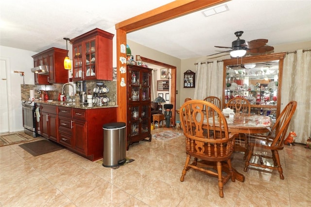 dining area featuring ceiling fan, indoor wet bar, and light tile patterned flooring