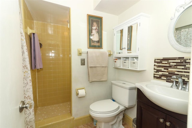 bathroom with vanity, toilet, curtained shower, and decorative backsplash