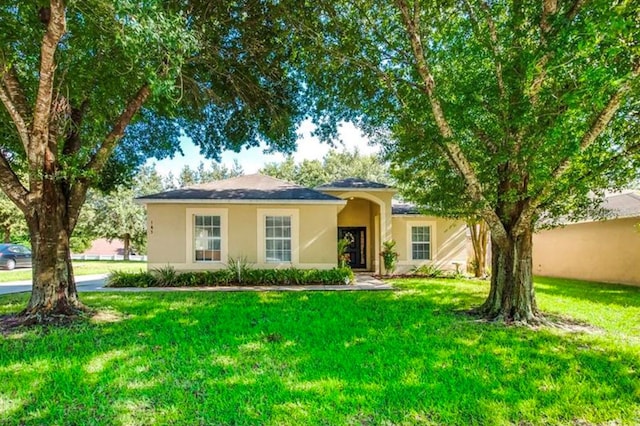 ranch-style house featuring a front yard