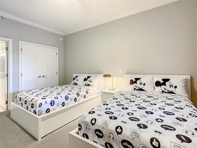 carpeted bedroom featuring ceiling fan, ornamental molding, and a closet