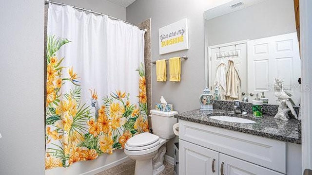 full bath featuring visible vents, toilet, vanity, a shower with curtain, and baseboards