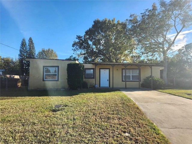 single story home featuring a front lawn