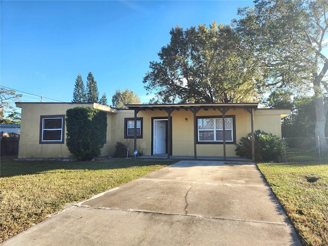 single story home featuring a front yard