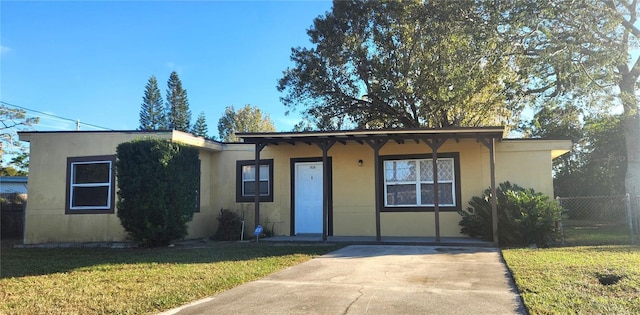 view of front of property featuring a front lawn