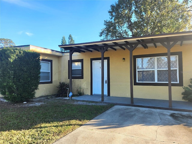 view of front facade with a front yard