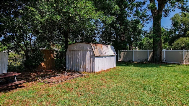 view of yard with a storage unit