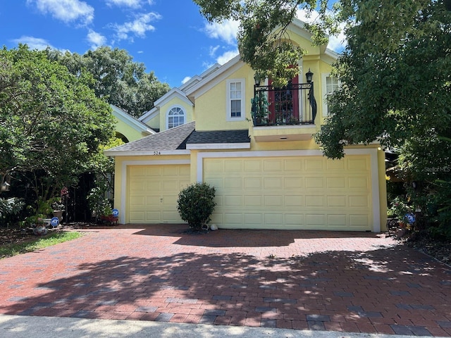 view of front facade featuring a garage