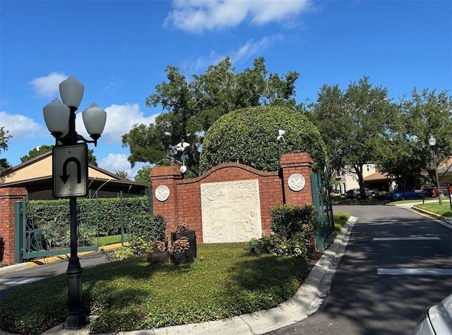 community sign with a yard