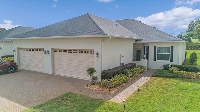 view of front facade featuring a front lawn and a garage