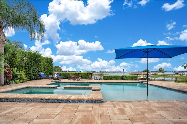 view of swimming pool with a pool with connected hot tub and a patio area