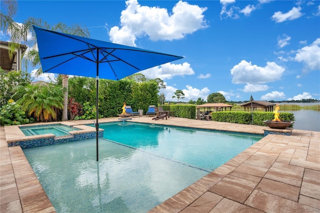 view of swimming pool featuring a pool with connected hot tub and a patio area