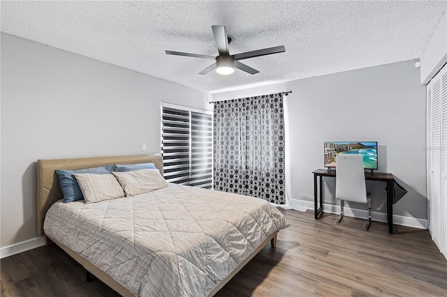 bedroom featuring a textured ceiling, ceiling fan, and wood-type flooring