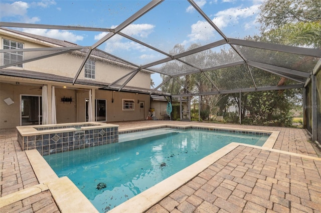 view of swimming pool with a lanai, a patio, ceiling fan, and an in ground hot tub