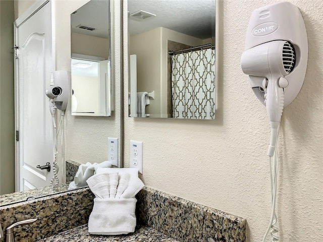 bathroom featuring a shower with shower curtain