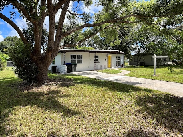 single story home featuring a front lawn