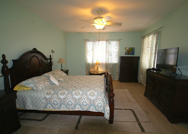 bedroom featuring light wood-type flooring and a ceiling fan