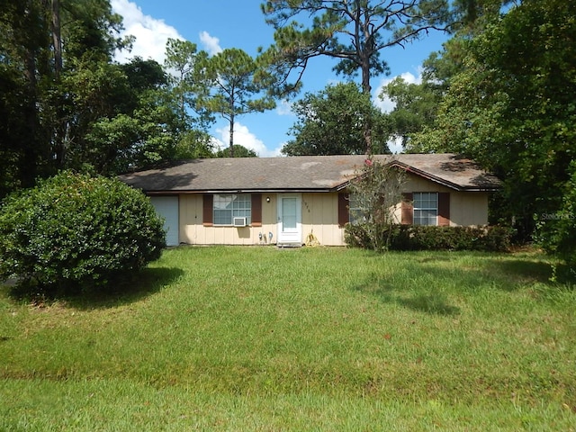 ranch-style home featuring a front lawn