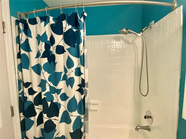 bathroom featuring shower / bath combo