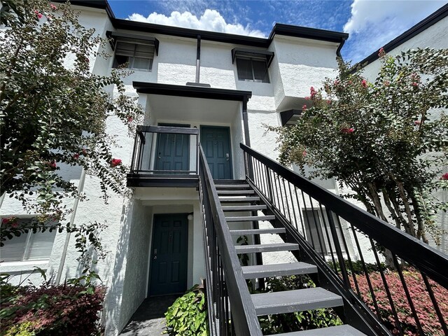 entrance to property featuring a balcony