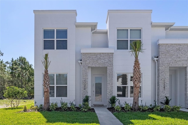 view of front of property featuring a front yard