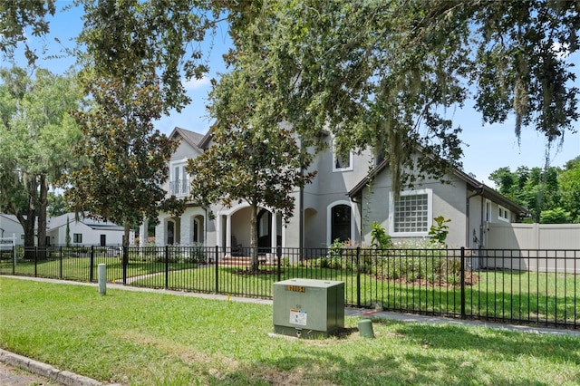 view of front of house featuring a front yard