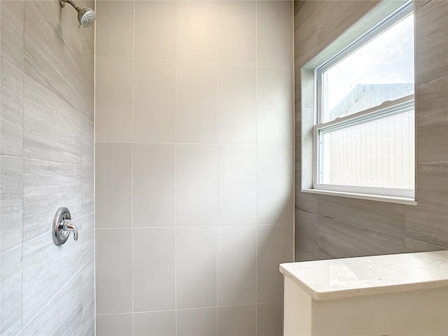 bathroom featuring a tile shower