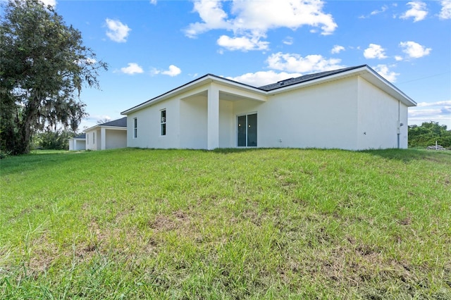 back of house featuring a yard