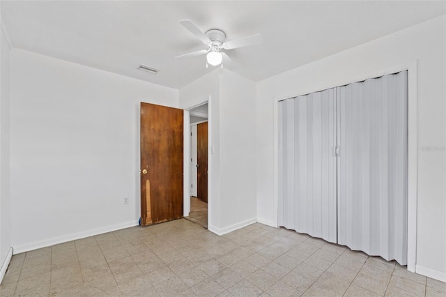 unfurnished bedroom featuring light floors, a closet, visible vents, a ceiling fan, and baseboards