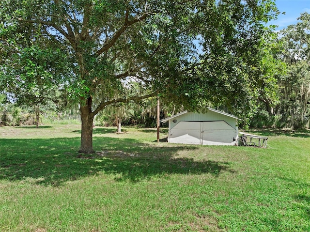 view of yard featuring a shed and an outdoor structure